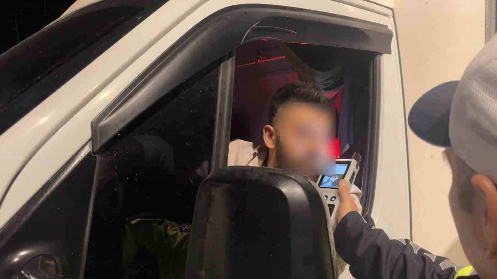 BURSA'DA ALKOL DENETİMİNE TAKILAN KAMYONET SÜRÜCÜSÜ, "UYUMAYA GELDİM" DEDİ. 1.10 PROMİL ALKOLLÜ ÇIKAN SÜRÜCÜ HEM POLİSİ, HEM GAZETECİYİ GÜLDÜRDÜ. KOMİSERE, "YAP BİR ŞEYLER" DİYEN SÜRÜCÜ İLE KOMİSERİN İLGİNÇ DİYALOGLARI KAMERAYA YANSIDI.