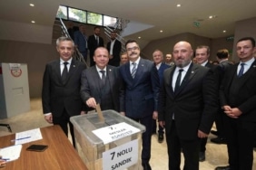 BURSA TİCARET BORSASI’NDA GERÇEKLEŞTİRİLEN SEÇİMLERDE 52 MESLEK KOMİTESİ ÜYESİ İLE 22 MECLİS ÜYESİ BELİRLENDİ. SEÇİM SÜRECİ, 27 EKİM’DE YAPILACAK YÖNETİM KURULU BAŞKANLIĞI VE ÜYELİĞİ, TOBB DELEGELERİ VE DİSİPLİN KURULU ÜYELERİ SEÇİMLERİYLE TAMAMLANACAK.