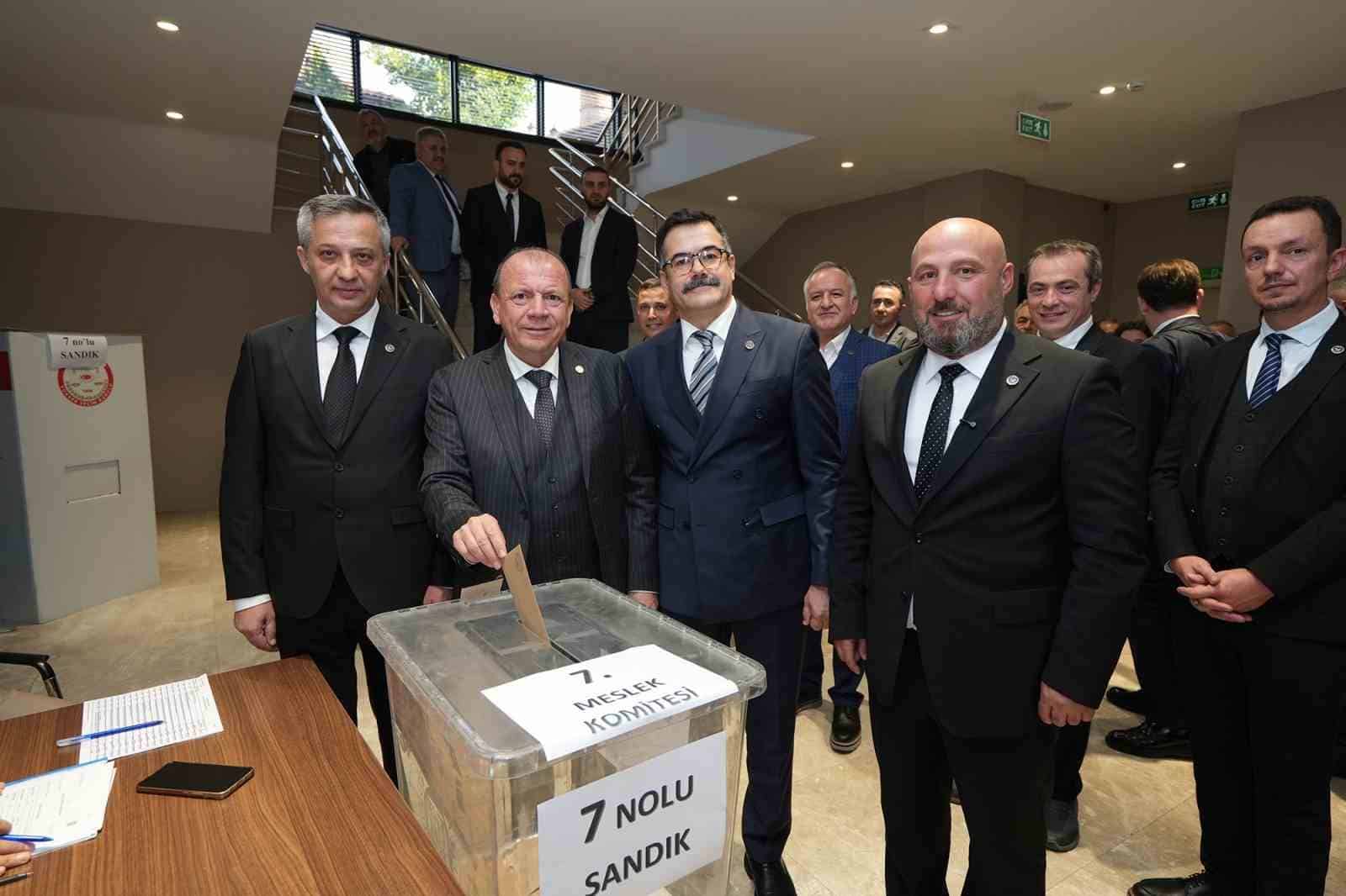 BURSA TİCARET BORSASI’NDA GERÇEKLEŞTİRİLEN SEÇİMLERDE 52 MESLEK KOMİTESİ ÜYESİ İLE 22 MECLİS ÜYESİ BELİRLENDİ. SEÇİM SÜRECİ, 27 EKİM’DE YAPILACAK YÖNETİM KURULU BAŞKANLIĞI VE ÜYELİĞİ, TOBB DELEGELERİ VE DİSİPLİN KURULU ÜYELERİ SEÇİMLERİYLE TAMAMLANACAK.