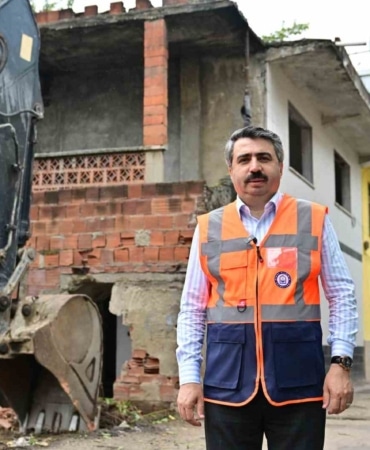 YILDIRIM BELEDİYESİ, ARABAYATAĞI MAHALLESİ’NDE ÖZEL SEKTÖR İŞ BİRLİĞİYLE HAYATA GEÇİRİLECEK DÖNÜŞÜM PROJESİ İÇİN YIKIM ÇALIŞMALARI BAŞLADI.
