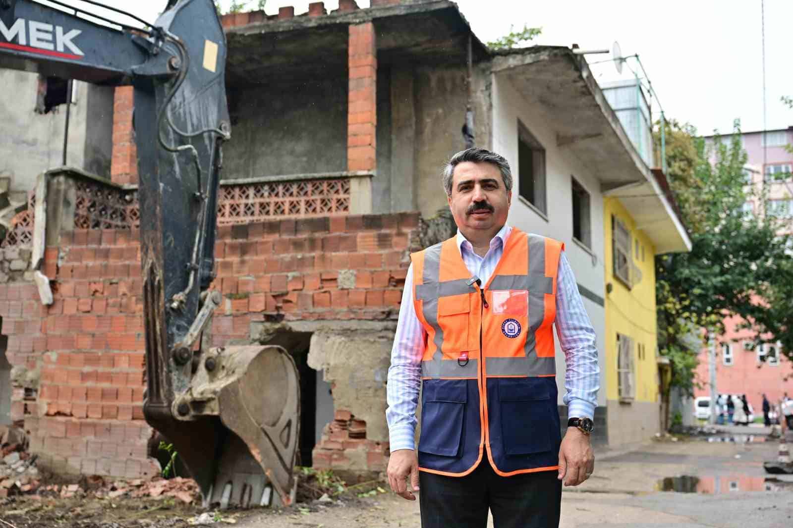 YILDIRIM BELEDİYESİ, ARABAYATAĞI MAHALLESİ’NDE ÖZEL SEKTÖR İŞ BİRLİĞİYLE HAYATA GEÇİRİLECEK DÖNÜŞÜM PROJESİ İÇİN YIKIM ÇALIŞMALARI BAŞLADI.