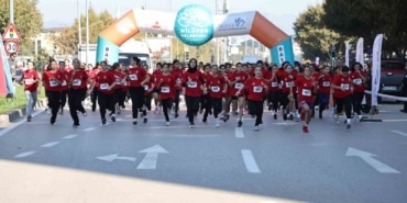NİLÜFER BELEDİYESİ’NİN CUMHURİYET’İN 103’ÜNCÜ YILI KUTLAMALARI, GELENEKSEL "NİLÜFER OKULLAR ARASI CUMHURİYET KOŞUSU" İLE START ALDI. 68 OKULDAN BİN 749 ÖĞRENCİNİN KATILDIĞI KOŞUDA ÇOCUKLAR, CUMHURİYET BAYRAMI COŞKUSUNU CADDELERE TAŞIDI.