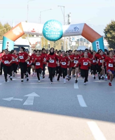 NİLÜFER BELEDİYESİ’NİN CUMHURİYET’İN 103’ÜNCÜ YILI KUTLAMALARI, GELENEKSEL "NİLÜFER OKULLAR ARASI CUMHURİYET KOŞUSU" İLE START ALDI. 68 OKULDAN BİN 749 ÖĞRENCİNİN KATILDIĞI KOŞUDA ÇOCUKLAR, CUMHURİYET BAYRAMI COŞKUSUNU CADDELERE TAŞIDI.