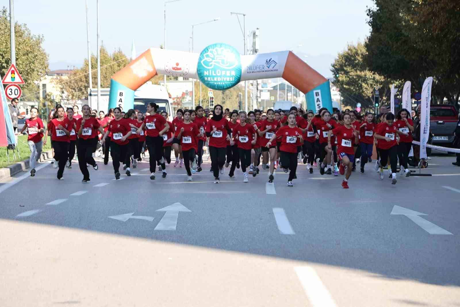 NİLÜFER BELEDİYESİ’NİN CUMHURİYET’İN 103’ÜNCÜ YILI KUTLAMALARI, GELENEKSEL "NİLÜFER OKULLAR ARASI CUMHURİYET KOŞUSU" İLE START ALDI. 68 OKULDAN BİN 749 ÖĞRENCİNİN KATILDIĞI KOŞUDA ÇOCUKLAR, CUMHURİYET BAYRAMI COŞKUSUNU CADDELERE TAŞIDI.