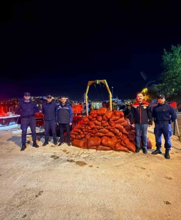 KUMSAZ’DA DÜZENLENEN DENETİMDE YASA DIŞI MİDYE AVCILIĞI TESPİT EDİLDİ. EL KONULAN 1,5 TON CANLI MİDYE YENİDEN DENİZE BIRAKILIRKEN, SORUMLULARA TOPLAM 174 BİN 403 TL İDARİ PARA CEZASI UYGULANDI.