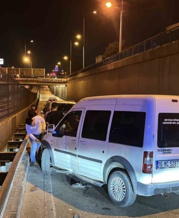 BURSA’DA OTOMOBİLE ÇARPAN MOTOSİKLET SÜRÜCÜSÜ YARALANDI. KAZA SEBEBİYLE YOL, TEK ŞERİTTEN İLERLEDİ.
