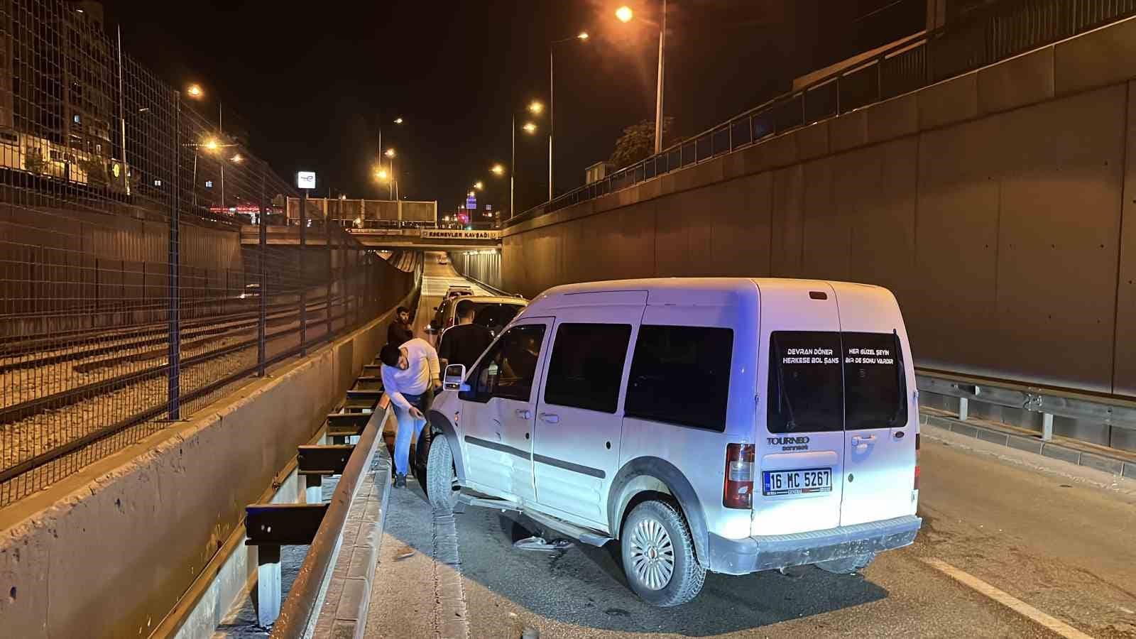 BURSA’DA OTOMOBİLE ÇARPAN MOTOSİKLET SÜRÜCÜSÜ YARALANDI. KAZA SEBEBİYLE YOL, TEK ŞERİTTEN İLERLEDİ.