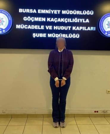BURSA’DA KENDİSİNİ AVUKAT OLARAK TANITARAK HUKUKİ DESTEK SAĞLAMA VAADİYLE VATANDAŞLARI DOLANDIRDIĞI ÖNE SÜRÜLEN YABANCI UYRUKLU KADIN, POLİS EKİPLERİNİN ÇALIŞMASIYLA YAKALANDI. HAKKINDA SINIR DIŞI KARARI ALINAN KADININ, İŞLEMLERİNİN ARDINDAN İL GÖÇ İDARESİ MÜDÜRLÜĞÜNE TESLİM EDİLECEĞİ ÖĞRENİLDİ.