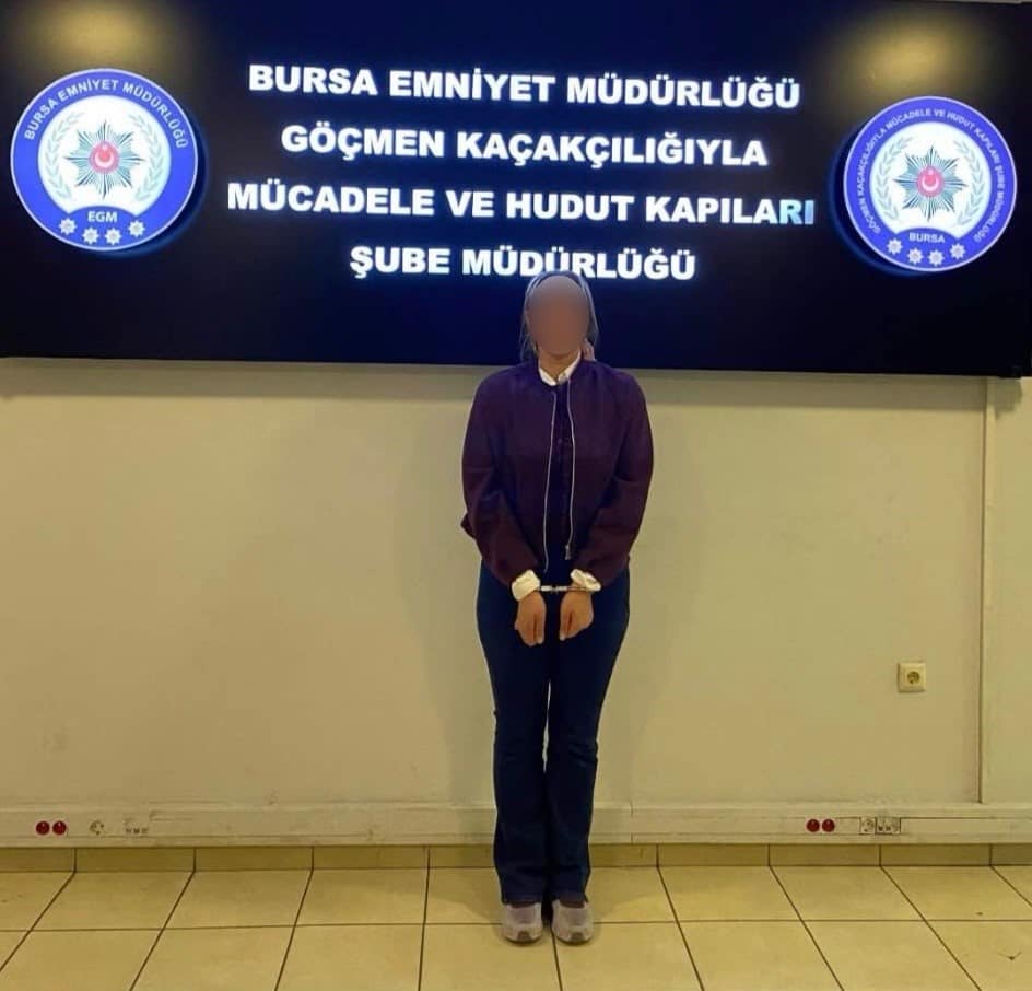 BURSA’DA KENDİSİNİ AVUKAT OLARAK TANITARAK HUKUKİ DESTEK SAĞLAMA VAADİYLE VATANDAŞLARI DOLANDIRDIĞI ÖNE SÜRÜLEN YABANCI UYRUKLU KADIN, POLİS EKİPLERİNİN ÇALIŞMASIYLA YAKALANDI. HAKKINDA SINIR DIŞI KARARI ALINAN KADININ, İŞLEMLERİNİN ARDINDAN İL GÖÇ İDARESİ MÜDÜRLÜĞÜNE TESLİM EDİLECEĞİ ÖĞRENİLDİ.