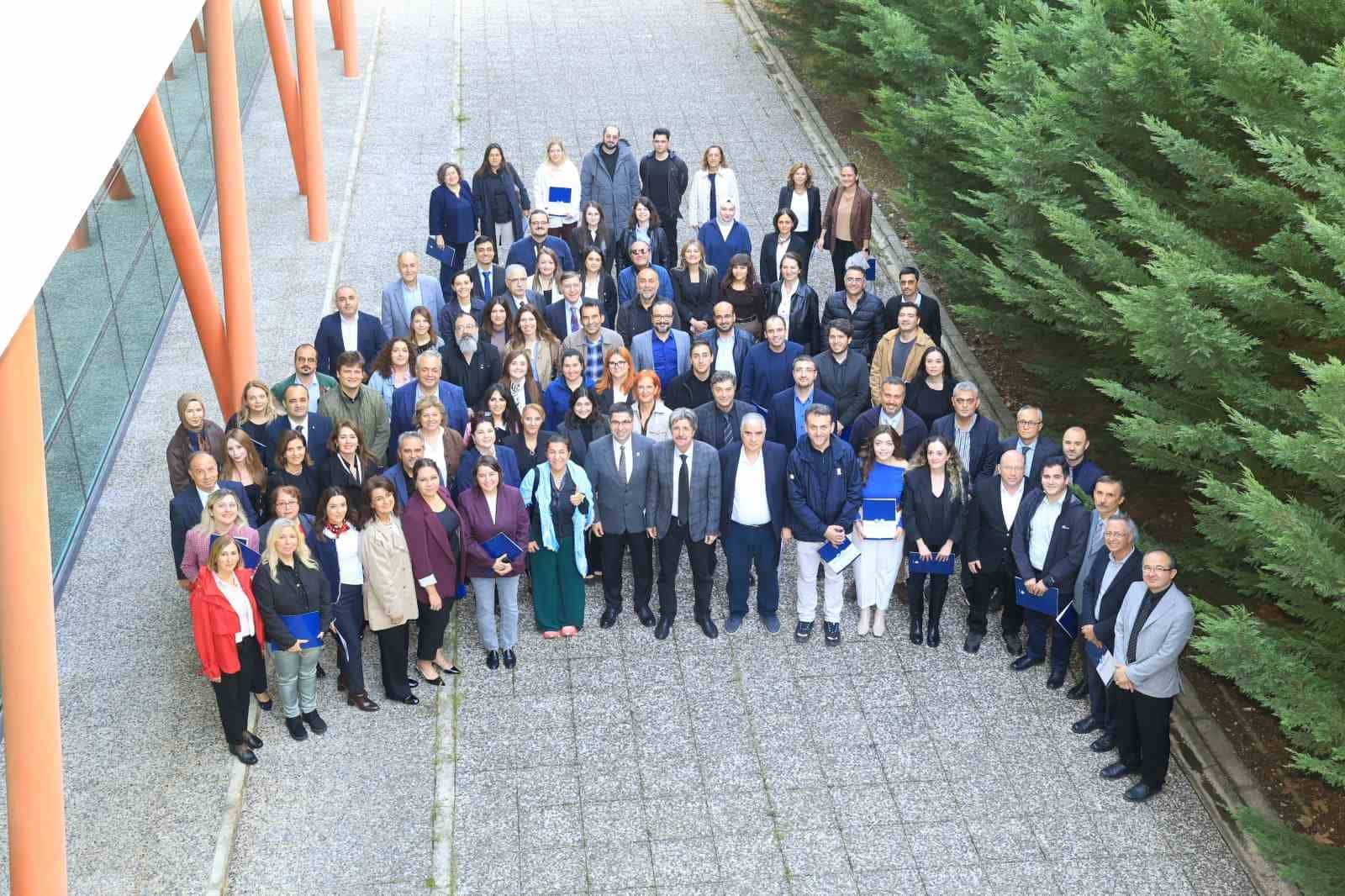 BURSA ULUDAĞ ÜNİVERSİTESİ (BUÜ) AR-GE KOORDİNATÖRLÜĞÜNÜN DÜZENLEDİĞİ BULUŞMADA ÜNİVERSİTENİN ARAŞTIRMA EKOSİSTEMİNDEKİ GELİŞMELER VE SON DÖNEMDE ELDE EDİLEN REKOR AKADEMİK BAŞARILAR DEĞERLENDİRİLDİ.