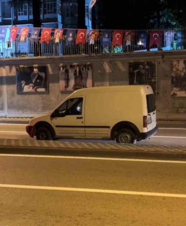 BURSA’DA DİREKSİYON HAKİMİYETİNİ KAYBEDEN ALKOLLÜ SÜRÜCÜ, KALDIRIMA ÇIKARAK LASTİĞİNİ PATLATTI. OLAYI GÖRÜNTÜLEYEN BASIN MENSUBUNA SİNİRLENEN ALKOLLÜ SÜRÜCÜ GAZETECİYİ TEHDİT ETTİ.
