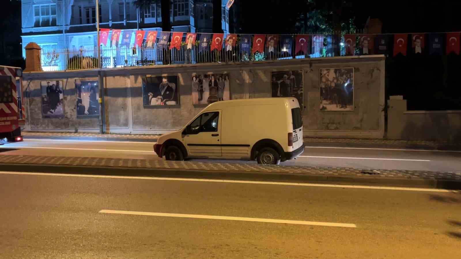 BURSA’DA DİREKSİYON HAKİMİYETİNİ KAYBEDEN ALKOLLÜ SÜRÜCÜ, KALDIRIMA ÇIKARAK LASTİĞİNİ PATLATTI. OLAYI GÖRÜNTÜLEYEN BASIN MENSUBUNA SİNİRLENEN ALKOLLÜ SÜRÜCÜ GAZETECİYİ TEHDİT ETTİ.
