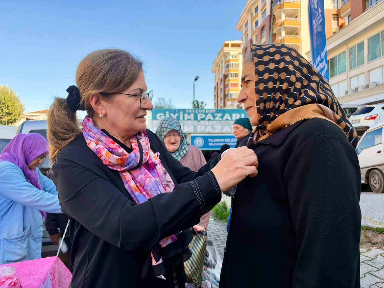 BURSA BÜYÜKŞEHİR BELEDİYESİ, 1-31 EKİM MEME KANSERİ FARKINDALIK AYINDA ERKEN TANININ ÖNEMİNE DİKKAT ÇEKMEK AMACIYLA BAŞLATTIĞI FARKINDALIK ÇALIŞMALARINI SÜRDÜRÜYOR.