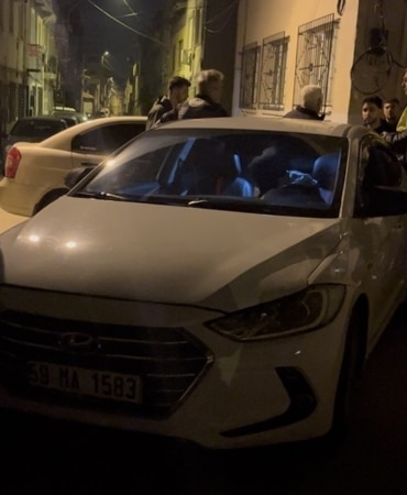 BURSA’DA ÖNCE OTOMOBİLLE KOVALADI, KAZA YAPTIRDI KALDIRIM TAŞIYLA PEŞİNE DÜŞTÜ