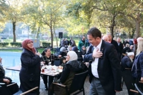OSMANGAZİ BELEDİYE BAŞKANI ERKAN AYDIN, VATANDAŞLARLA DOĞRUDAN İLETİŞİM KURMAK, TALEP VE ÖNERİLERİ YERİNDE DİNLEMEK AMACIYLA SÜRDÜRDÜĞÜ MAHALLE KAHVALTILARININ 55’İNCİSİNDE PINARBAŞI MAHALLESİ SAKİNLERİYLE BİR ARAYA GELDİ. KOMŞULUK İLİŞKİLERİNİN VE DAYANIŞMA RUHUNUN ÖN PLANA ÇIKTIĞI PROGRAMDA BAŞKAN AYDIN, VATANDAŞLARLA AYNI SOFRAYI PAYLAŞARAK TALEP VE ÖNERİLERİ DİNLEDİ.