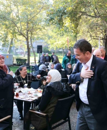 OSMANGAZİ BELEDİYE BAŞKANI ERKAN AYDIN, VATANDAŞLARLA DOĞRUDAN İLETİŞİM KURMAK, TALEP VE ÖNERİLERİ YERİNDE DİNLEMEK AMACIYLA SÜRDÜRDÜĞÜ MAHALLE KAHVALTILARININ 55’İNCİSİNDE PINARBAŞI MAHALLESİ SAKİNLERİYLE BİR ARAYA GELDİ. KOMŞULUK İLİŞKİLERİNİN VE DAYANIŞMA RUHUNUN ÖN PLANA ÇIKTIĞI PROGRAMDA BAŞKAN AYDIN, VATANDAŞLARLA AYNI SOFRAYI PAYLAŞARAK TALEP VE ÖNERİLERİ DİNLEDİ.