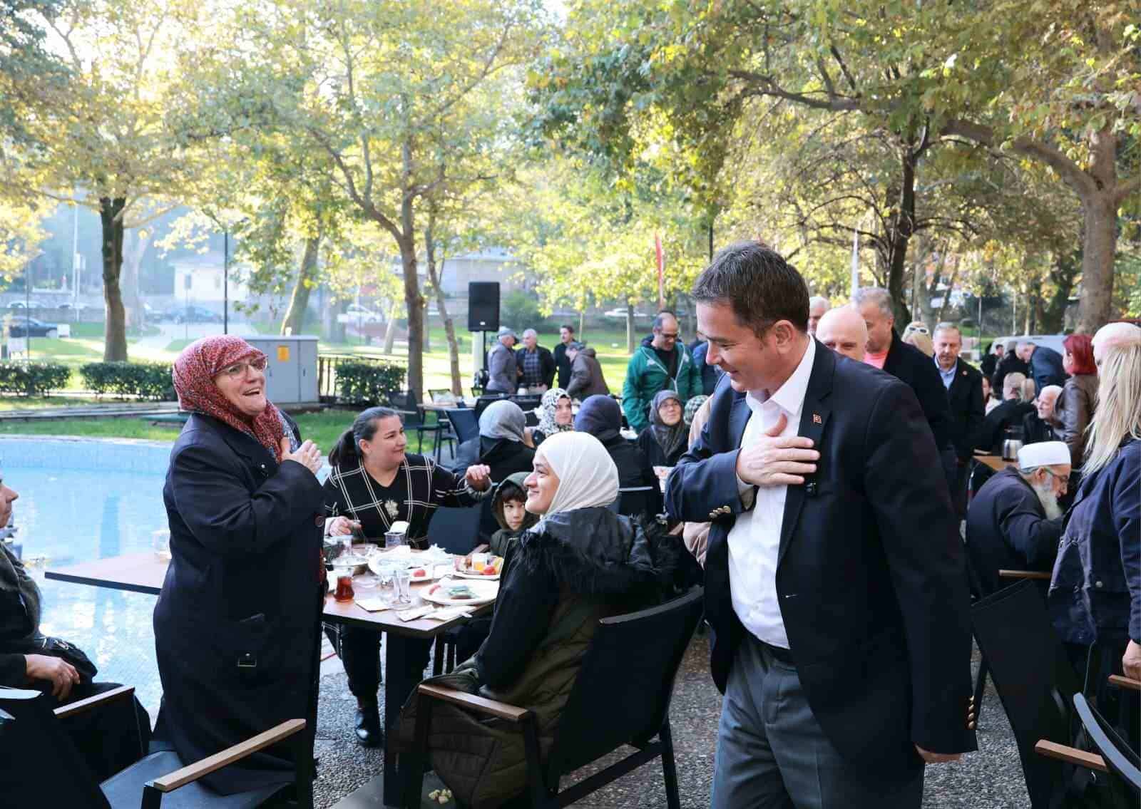 OSMANGAZİ BELEDİYE BAŞKANI ERKAN AYDIN, VATANDAŞLARLA DOĞRUDAN İLETİŞİM KURMAK, TALEP VE ÖNERİLERİ YERİNDE DİNLEMEK AMACIYLA SÜRDÜRDÜĞÜ MAHALLE KAHVALTILARININ 55’İNCİSİNDE PINARBAŞI MAHALLESİ SAKİNLERİYLE BİR ARAYA GELDİ. KOMŞULUK İLİŞKİLERİNİN VE DAYANIŞMA RUHUNUN ÖN PLANA ÇIKTIĞI PROGRAMDA BAŞKAN AYDIN, VATANDAŞLARLA AYNI SOFRAYI PAYLAŞARAK TALEP VE ÖNERİLERİ DİNLEDİ.