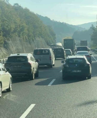 RÜZGAR TÜRBİNİ KANADI TAŞIYAN 10'A YAKIN TIRIN VİRAJLI YOLDAN GEÇİŞİ SIRASINDA KARŞI YÖNDEKİ TRAFİK TAMAMEN KESİLDİ.