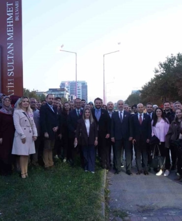 MEME KANSERİ, DÜNYA GENELİNDE KADINLARDA EN SIK GÖRÜLEN KANSER TÜRÜ OLMAYI SÜRDÜRÜYOR. ULUSLARARASI KANSER ARAŞTIRMALARI AJANSININ (IARC) 2025 YILINDA YAYIMLADIĞI KÜRESEL ARAŞTIRMAYA GÖRE, DÜNYA GENELİNDE YAKLAŞIK HER 20 KADINDAN BİRİ YAŞAMI BOYUNCA MEME KANSERİ TANISI ALIYOR. BU TABLO, HASTALIKLA MÜCADELEDE ERKEN TEŞHİSİN VE DÜZENLİ SAĞLIK KONTROLLERİNİN ÖNEMİNİ BİR KEZ DAHA ORTAYA KOYUYOR.