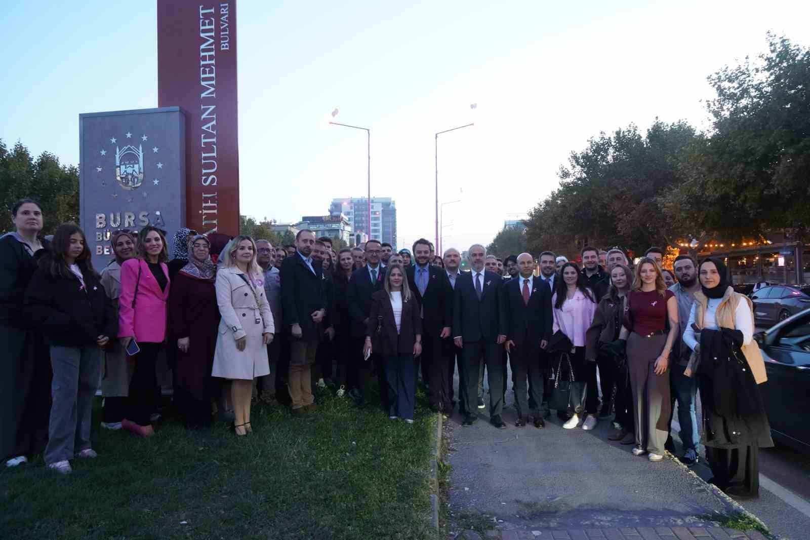MEME KANSERİ, DÜNYA GENELİNDE KADINLARDA EN SIK GÖRÜLEN KANSER TÜRÜ OLMAYI SÜRDÜRÜYOR. ULUSLARARASI KANSER ARAŞTIRMALARI AJANSININ (IARC) 2025 YILINDA YAYIMLADIĞI KÜRESEL ARAŞTIRMAYA GÖRE, DÜNYA GENELİNDE YAKLAŞIK HER 20 KADINDAN BİRİ YAŞAMI BOYUNCA MEME KANSERİ TANISI ALIYOR. BU TABLO, HASTALIKLA MÜCADELEDE ERKEN TEŞHİSİN VE DÜZENLİ SAĞLIK KONTROLLERİNİN ÖNEMİNİ BİR KEZ DAHA ORTAYA KOYUYOR.