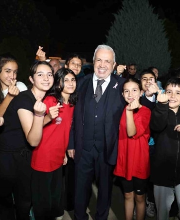 NİLÜFER BELEDİYE BAŞKANI ŞADİ ÖZDEMİR, "ŞADİ BAŞKAN’LA AKŞAM ÇAYI" BULUŞMALARI KAPSAMINDA AKÇALAR MAHALLESİ SAKİNLERİYLE BİR ARAYA GELDİ. MAHALLELİNİN TALEP VE ÖNERİLERİNİ DİNLEYEN BAŞKAN ŞADİ ÖZDEMİR, ŞEFFAF VE KATILIMCI YÖNETİM VURGUSU YAPTI.