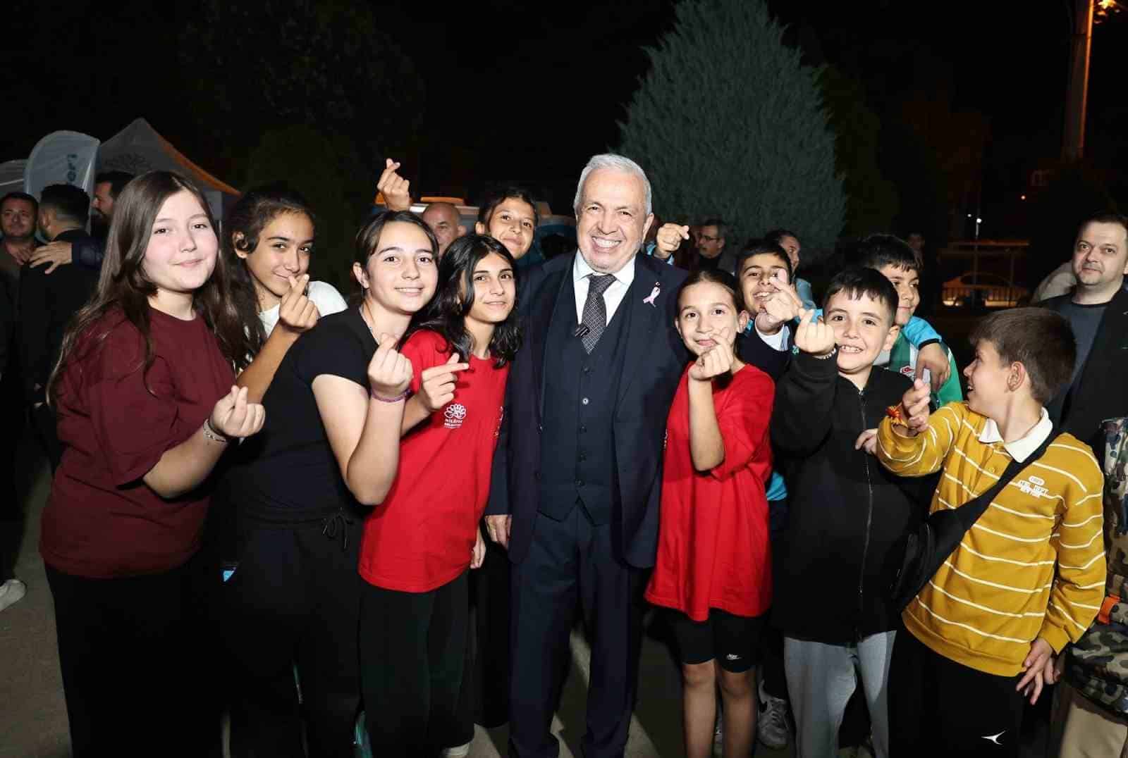 NİLÜFER BELEDİYE BAŞKANI ŞADİ ÖZDEMİR, "ŞADİ BAŞKAN’LA AKŞAM ÇAYI" BULUŞMALARI KAPSAMINDA AKÇALAR MAHALLESİ SAKİNLERİYLE BİR ARAYA GELDİ. MAHALLELİNİN TALEP VE ÖNERİLERİNİ DİNLEYEN BAŞKAN ŞADİ ÖZDEMİR, ŞEFFAF VE KATILIMCI YÖNETİM VURGUSU YAPTI.