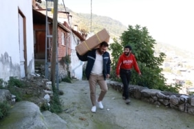 OSMANGAZİ BELEDİYESİ, ENGELLİ BİREYLERİN GÜNLÜK YAŞAMINI KOLAYLAŞTIRMAK VE TOPLUMSAL HAYATA KATILIMLARINI DESTEKLEMEK AMACIYLA YÜRÜTTÜĞÜ SOSYAL DESTEK ÇALIŞMALARINI ARALIKSIZ SÜRDÜRÜYOR. İHTİYAÇ SAHİBİ VATANDAŞLARIN TALEPLERİNE KAYITSIZ KALMAYAN BELEDİYE EKİPLERİ, TEKERLEKLİ SANDALYELERİ EVLERE KADAR ULAŞTIRARAK HEM ENGELLİ BİREYLERİN HAREKET ÖZGÜRLÜĞÜNE HEM DE AİLELERİNİN YAŞAMINA KATKI SAĞLIYOR.