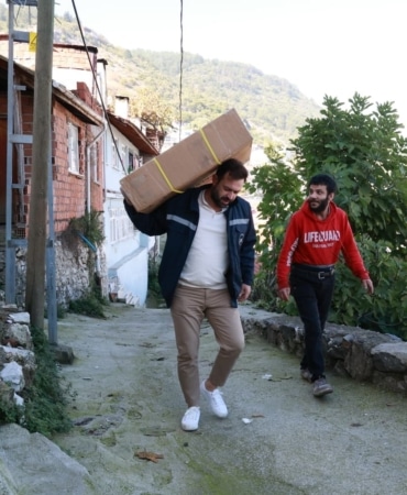 OSMANGAZİ BELEDİYESİ, ENGELLİ BİREYLERİN GÜNLÜK YAŞAMINI KOLAYLAŞTIRMAK VE TOPLUMSAL HAYATA KATILIMLARINI DESTEKLEMEK AMACIYLA YÜRÜTTÜĞÜ SOSYAL DESTEK ÇALIŞMALARINI ARALIKSIZ SÜRDÜRÜYOR. İHTİYAÇ SAHİBİ VATANDAŞLARIN TALEPLERİNE KAYITSIZ KALMAYAN BELEDİYE EKİPLERİ, TEKERLEKLİ SANDALYELERİ EVLERE KADAR ULAŞTIRARAK HEM ENGELLİ BİREYLERİN HAREKET ÖZGÜRLÜĞÜNE HEM DE AİLELERİNİN YAŞAMINA KATKI SAĞLIYOR.