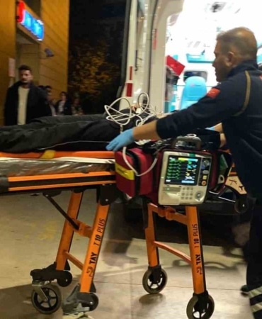 İNEGÖL DEVLET HASTANESİNDE İLK TEDAVİNİN ARDINDAN AMBULANSLA BURSA YÜKSEK İHTİSAS EĞİTİM VE ARAŞTIRMA HASTANESİNE SEVK EDİLEN ÇOCUĞUN DURUMUNUN CİDDİYETİNİ KORUDUĞU ÖĞRENİLDİ.