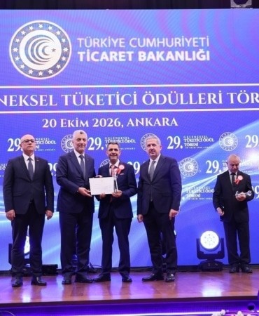 A GAZETE GENEL YAYIN YÖNETMENİ MEHMET ÇETİNKAYA, 'YAZILI BASIN TÜKETİCİ ÖDÜLÜ’NÜ TİCARET BAKANI ÖMER BOLAT’IN ELİNDEN ALDI.
