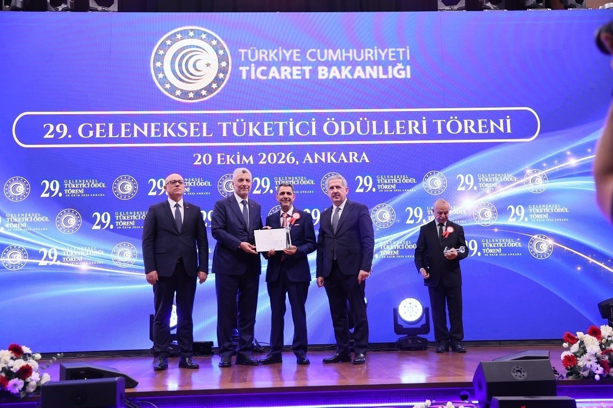 A GAZETE GENEL YAYIN YÖNETMENİ MEHMET ÇETİNKAYA, 'YAZILI BASIN TÜKETİCİ ÖDÜLÜ’NÜ TİCARET BAKANI ÖMER BOLAT’IN ELİNDEN ALDI.