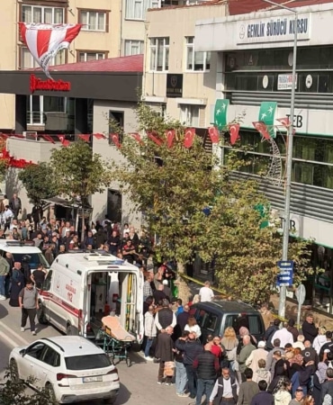 AĞIR YARALANAN GENÇ KADIN, OLAY YERİNDEKİ İLK MÜDAHALENİN ARDINDAN GEMLİK DEVLET HASTANESİ'NE KALDIRILDI.