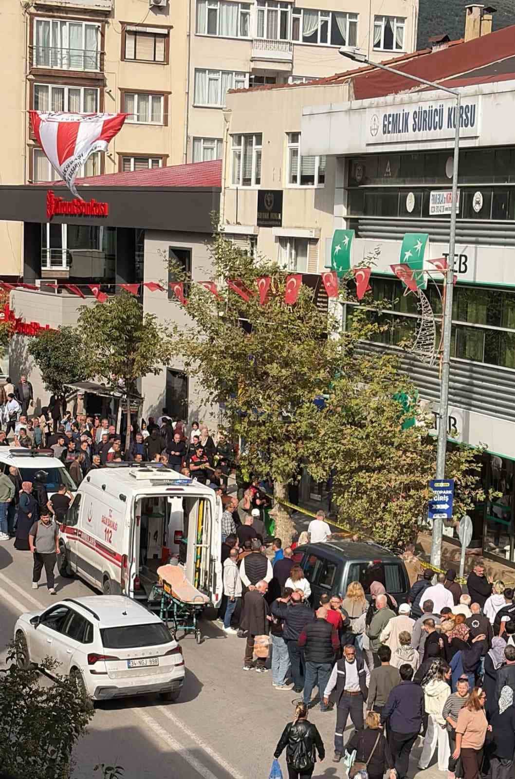 AĞIR YARALANAN GENÇ KADIN, OLAY YERİNDEKİ İLK MÜDAHALENİN ARDINDAN GEMLİK DEVLET HASTANESİ'NE KALDIRILDI.