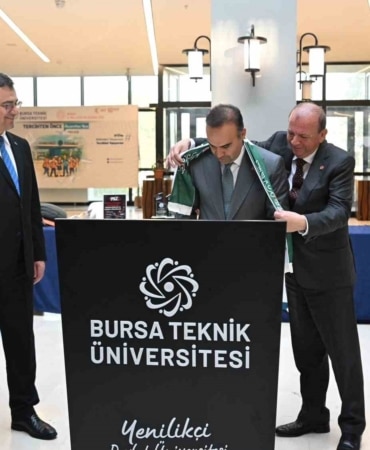 BURSA TİCARET VE SANAYİ ODASI (BTSO) BAŞKANI ÖZER MATLI, SANAYİ VE TEKNOLOJİ BAKANI MEHMET FATİH KACIR’A BURSASPOR ATKISI HEDİYE ETTİ.