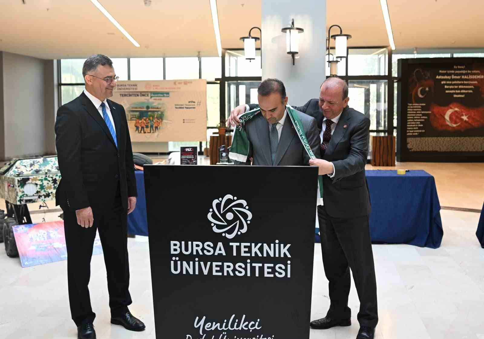 BURSA TİCARET VE SANAYİ ODASI (BTSO) BAŞKANI ÖZER MATLI, SANAYİ VE TEKNOLOJİ BAKANI MEHMET FATİH KACIR’A BURSASPOR ATKISI HEDİYE ETTİ.