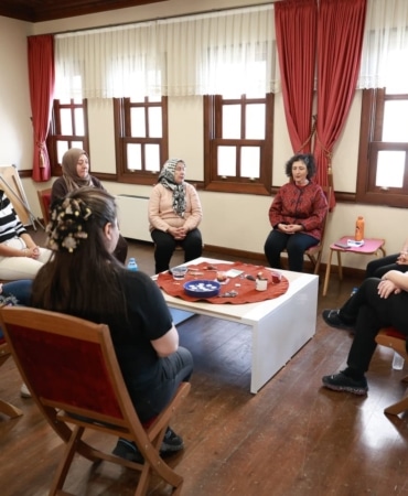 OSMANGAZİ KENT KONSEYİ KADIN MECLİSİ TARAFINDAN MEME KANSERİNE YÖNELİK FARKINDALIK OLUŞTURMAK AMACIYLA DÜZENLENEN "PEMBE KURDELENİN ÖTESİNDE: MEME KANSERİ VE YAS ÇEMBERİ" ETKİNLİĞİNDE, HASTALIĞIN BERABERİNDE GETİRDİĞİ KAYIPLAR, YAS SÜRECİ VE DUYGUSAL DAYANIŞMANIN ÖNEMİ ELE ALINDI.