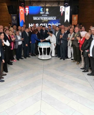 AK PARTİ OSMANGAZİ İLÇE BAŞKANLIĞI TARAFINDAN HAYATA GEÇİRİLEN VE HER ÜÇ AYDA BİR DÜZENLENEN BİRLİK VE BERABERLİK GECESİ PROGRAMI KAPSAMINDA MUHTARLAR, MAHALLE BAŞKANLARI, İLÇE YÖNETİM KURULU ÜYELERİ, BELEDİYE MECLİS ÜYELERİ VE AİLELERİ BİR ARAYA GELDİ. 19 EKİM MUHTARLAR GÜNÜ MÜNASEBETİYLE PASTA KESİLEN PROGRAMDA BİRLİK, BERABERLİK VE DAYANIŞMA MESAJLARI VERİLDİ.