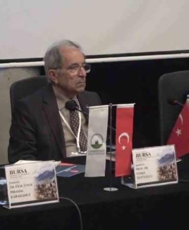 BURSA’NIN FETHİNİN 700. YILI ETKİNLİKLERİ KAPSAMINDA, 1855 BURSA DEPREMİ’NİN TARİHSEL SÜRECİ VE KENTİN JEOLOJİK YAPISI DÜZENLENEN PANELDE ELE ALINDI. OSMAN GAZİ BELEDİYESİ VE JEOLOJİ MÜHENDİSLERİ ODASI GÜNEY MARMARA ŞUBESİ İŞ BİRLİĞİYLE GERÇEKLEŞTİRİLEN PROGRAMDA, DEPREMİN GEÇMİŞTEN GÜNÜMÜZE BIRAKTIĞI İZLER DEĞERLENDİRİLİRKEN, 1855 BURSA DEPREMİ’Nİ KONU ALAN ÖZEL VİDEO GÖSTERİMİ DE YAPILDI.