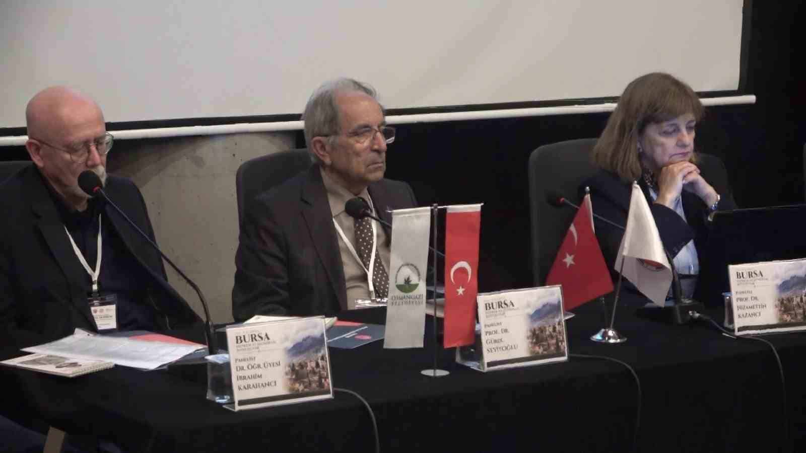 BURSA’NIN FETHİNİN 700. YILI ETKİNLİKLERİ KAPSAMINDA, 1855 BURSA DEPREMİ’NİN TARİHSEL SÜRECİ VE KENTİN JEOLOJİK YAPISI DÜZENLENEN PANELDE ELE ALINDI. OSMAN GAZİ BELEDİYESİ VE JEOLOJİ MÜHENDİSLERİ ODASI GÜNEY MARMARA ŞUBESİ İŞ BİRLİĞİYLE GERÇEKLEŞTİRİLEN PROGRAMDA, DEPREMİN GEÇMİŞTEN GÜNÜMÜZE BIRAKTIĞI İZLER DEĞERLENDİRİLİRKEN, 1855 BURSA DEPREMİ’Nİ KONU ALAN ÖZEL VİDEO GÖSTERİMİ DE YAPILDI.