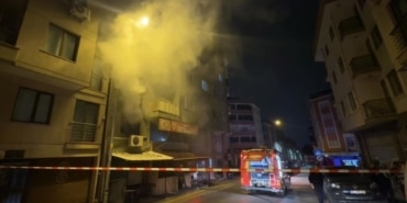 BURSA’DA BİR KIRAATHANEDE ÇIKAN YANGIN, EKİPLERİN MÜDAHALESİYLE KONTROL ALTINA ALINARAK SÖNDÜRÜLDÜ. YANGIN SEBEBİYLE, KIRAATHANEDE MADDİ HASAR MEYDANA GELDİ.