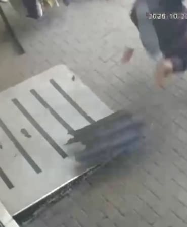BURSA'NIN OSMANGAZİ İLÇESİNDE EĞİTİM KURSUNDA ÇALIŞAN KİŞİ, KORKULUK DEMİRİNİN KOPMASI SONUCU AŞAĞI DÜŞTÜ. KAFA ÜSTÜ YERE ÇAKILAN ŞAHIS HAYATINI KAYBEDERKEN, FECİ KAZA GÜVENLİK KAMERASINA YANSIDI.