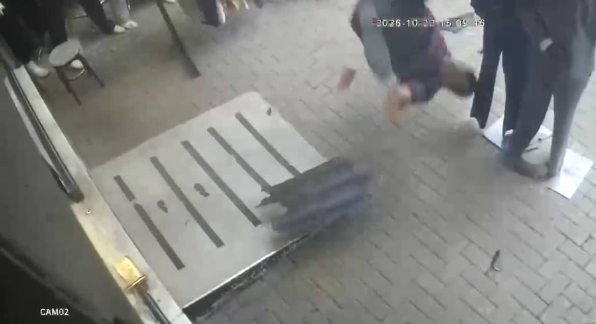 BURSA'NIN OSMANGAZİ İLÇESİNDE EĞİTİM KURSUNDA ÇALIŞAN KİŞİ, KORKULUK DEMİRİNİN KOPMASI SONUCU AŞAĞI DÜŞTÜ. KAFA ÜSTÜ YERE ÇAKILAN ŞAHIS HAYATINI KAYBEDERKEN, FECİ KAZA GÜVENLİK KAMERASINA YANSIDI.