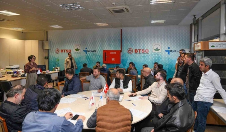 OSMANGAZİ BELEDİYESİ, İŞ ARAYAN VATANDAŞLARLA İŞ DÜNYASININ TEMSİLCİLERİNİ BİR ARAYA GETİREREK İSTİHDAMA KATKI SUNMAYA DEVAM EDİYOR. BTSO ALTIPARMAK İSTİHDAM MERKEZİ’NDE DÜZENLENEN TOKSAN OTOMOTİV İSTİHDAM BULUŞMALARI, YENİ İŞ FIRSATLARINI DEĞERLENDİRMEK İSTEYEN VATANDAŞLARA FİRMA YETKİLİLERİYLE DOĞRUDAN GÖRÜŞME İMKANI SAĞLADI.