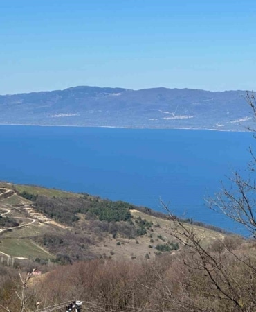BURSA'NIN YENİŞEHİR İLÇESİNE BAĞLI KİRAZLIYAYLA MAHALLESİ, HEM İZNİK GÖLÜ'NÜ HEM DE ULUDAĞ'I AYNI ANDA GÖREN EŞSİZ KONUMU, TEMİZ HAVASI VE PANORAMİK MANZARASIYLA SON DÖNEMDE ŞEHİRDEN UZAKLAŞMAK İSTEYENLERDEN BÜYÜK İLGİ GÖRÜYOR.