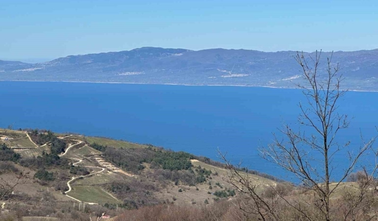 BURSA'NIN YENİŞEHİR İLÇESİNE BAĞLI KİRAZLIYAYLA MAHALLESİ, HEM İZNİK GÖLÜ'NÜ HEM DE ULUDAĞ'I AYNI ANDA GÖREN EŞSİZ KONUMU, TEMİZ HAVASI VE PANORAMİK MANZARASIYLA SON DÖNEMDE ŞEHİRDEN UZAKLAŞMAK İSTEYENLERDEN BÜYÜK İLGİ GÖRÜYOR.