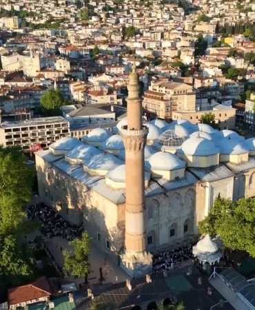 BURSA ULU CAMİİ’NİN TANITIMINDA MANEVİ KİMLİĞİNİN VE İBADET İŞLEVİNİN ÖN PLANA ÇIKARILMASI GEREKTİĞİNİ BELİRTEN BURSA ULU CAMİ ONARIM DONATIM VE BAKIM DERNEĞİ BAŞKANI HİLMİ ŞANLI, TURİST REHBERLERİNE ÇAĞRIDA BULUNARAK, "ULU CAMİİ’Nİ YALNIZCA HAT ESERLERİYLE TANITMAK, ONUN TARİHİNİ, MANEVİ KİMLİĞİNİ VE ASIL İŞLEVİNİ EKSİK ANLATMAKTIR" DEDİ.