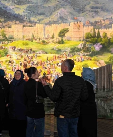 BURSA’NIN 700 YILLIK FETİH RUHUNU GÜNÜMÜZE TAŞIYAN PANORAMA 1326 BURSA FETİH MÜZESİ, YERLİ VE YABANCI ZİYARETÇİLERİN YOĞUN İLGİSİYLE KENTİN ÖNEMLİ KÜLTÜR VE TURİZM MERKEZLERİ ARASINDA YER ALDI.