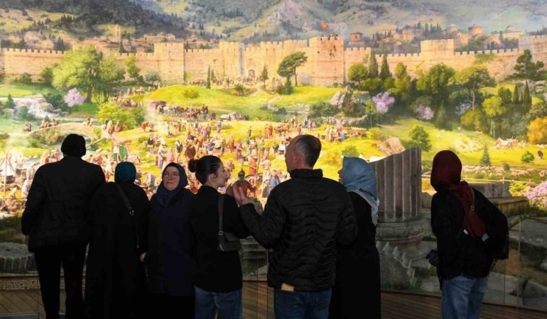 BURSA’NIN 700 YILLIK FETİH RUHUNU GÜNÜMÜZE TAŞIYAN PANORAMA 1326 BURSA FETİH MÜZESİ, YERLİ VE YABANCI ZİYARETÇİLERİN YOĞUN İLGİSİYLE KENTİN ÖNEMLİ KÜLTÜR VE TURİZM MERKEZLERİ ARASINDA YER ALDI.