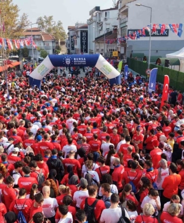BURSA BÜYÜKŞEHİR BELEDİYE BAŞKAN VEKİLİ ŞAHİN BİBA, 29 EKİM CUMHURİYET BAYRAMI’NIN 103’ÜNCÜ YIL DÖNÜMÜ DOLAYISIYLA DÜZENLENEN ‘BÜYÜKŞEHİR CUMHURİYET KOŞUSU’NDA BİNLERCE BURSALI İLE OMUZ OMUZA KOŞTU.