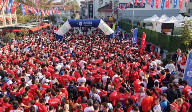BURSA BÜYÜKŞEHİR BELEDİYE BAŞKAN VEKİLİ ŞAHİN BİBA, 29 EKİM CUMHURİYET BAYRAMI’NIN 103’ÜNCÜ YIL DÖNÜMÜ DOLAYISIYLA DÜZENLENEN ‘BÜYÜKŞEHİR CUMHURİYET KOŞUSU’NDA BİNLERCE BURSALI İLE OMUZ OMUZA KOŞTU.